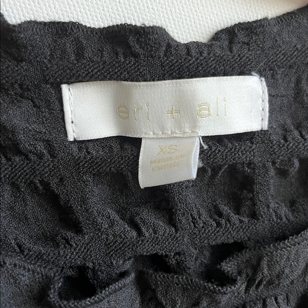 TEXTURED BUBBLE SLEEVE TOP BLACK - Picture 2 of 4